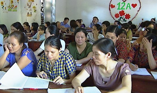 Các GV THCS Diễn Châu (Nghệ An) tham gia lớp bồi dưỡng để chuyển xuống dạy Tiểu học. Ảnh: PV