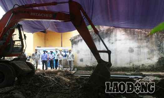 Khai quật một bể chứa, hàng tấn thuốc BVTV được chôn trái phép (ngày 11.10.2013). Ảnh: X.H