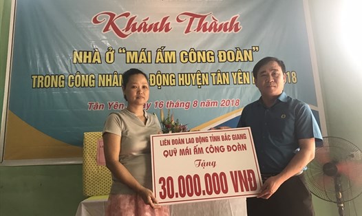 Đồng chí Nguyễn Văn Bắc, Phó Chủ tịch LĐLĐ tỉnh trao kinh phí hỗ trợ cho gia đình đoàn viên Nguyễn Thị Quyên.