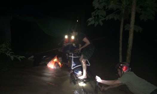 Cán bộ chiến sỹ dùng bè đưa người và tài sản của người dân ở xóm 4, khối 6 thị trấn Con Cuông ra khỏi vùng ngập lụt