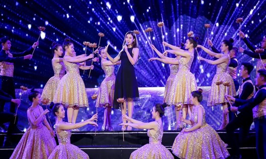 Hoa hậu Đỗ Mỹ Linh khoe giọng hát. 