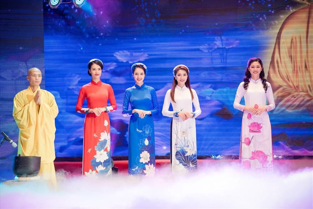 Dàn người đẹp xuất hiện trên sân khấu. 