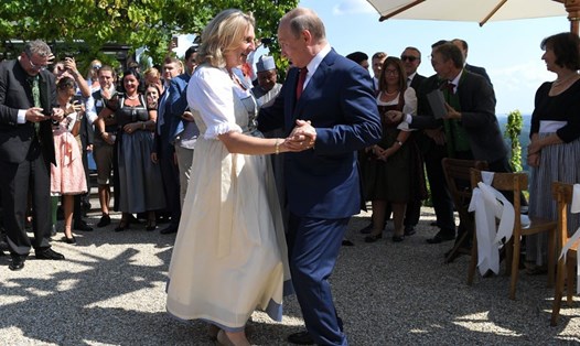 Tổng thống Putin khiêu vũ với Ngoại trưởng Áo Karina Kneissl trong lễ cưới của bà. Ảnh: Reuters