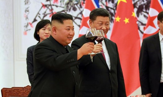 Nhà lãnh đạo Kim Jong-un và Chủ tịch Trung Quốc Tập Cận Bình trong một buổi chiêu đãi tại Bắc Kinh. Ảnh: Reuters
