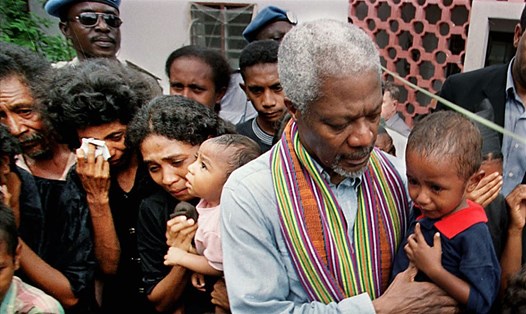 Cố Tổng thư ký Liên Hợp Quốc Kofi Annan an ủi những người sống sót trong vụ thảm sát Liquica ở Đông Timor năm 1999. Ảnh: AP
