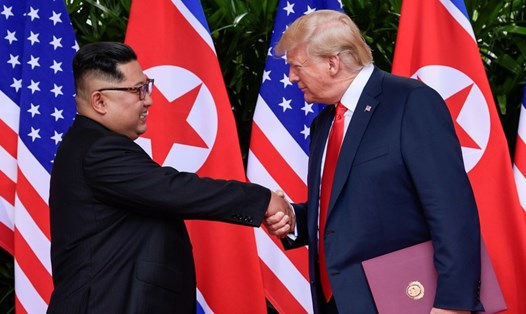 Tổng thống Donald Trump bắt tay nhà lãnh đạo Kim Jong-un tại hội nghị thượng đỉnh ngày 12.6.2018 ở Singapore. Ảnh: Reuters