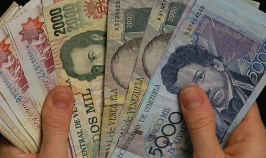 Đồng bolivar của Venezuela mất giá, tiệm cận siêu lạm phát - Ảnh: Bloomberg