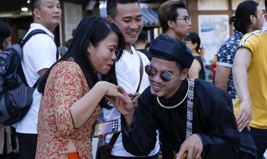 Một vở diễn tại Công viên chủ đề Ấn tượng Hội An có sự tương tác với du khách.