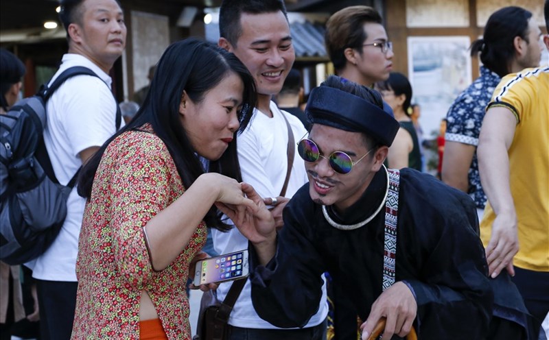 Một vở diễn tại Công viên chủ đề Ấn tượng Hội An có sự tương tác với du khách.