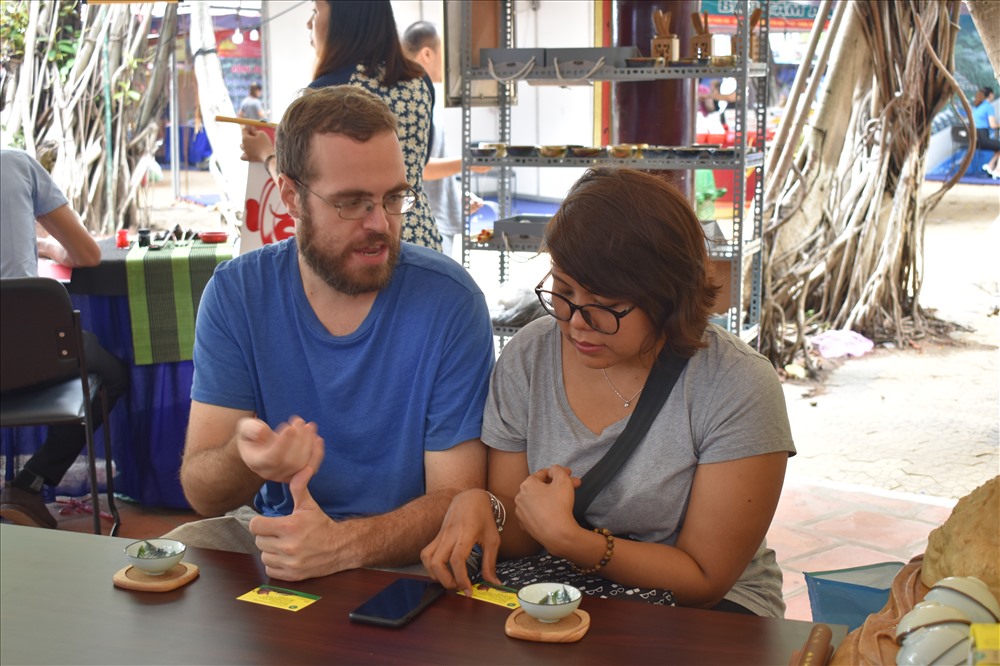 Một du khách nước ngoài tỏ ra hào hứng khi được thưởng thức ẩm thực chay của Việt Nam