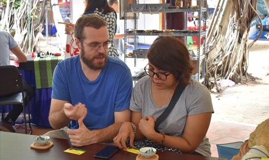 Một du khách nước ngoài tỏ ra hào hứng khi được thưởng thức ẩm thực chay của Việt Nam