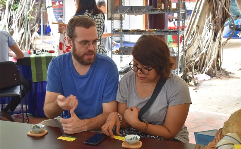 Một du khách nước ngoài tỏ ra hào hứng khi được thưởng thức ẩm thực chay của Việt Nam