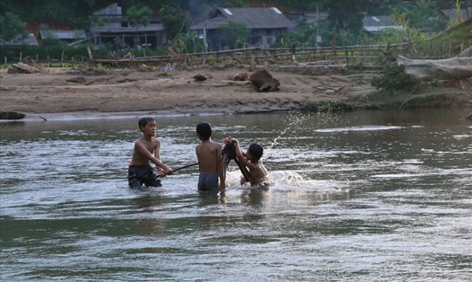 Những đứa trẻ ở xóm Chiềng 3, xã Kim Thượng, huyện Tân Sơn, tỉnh Phú Thọ vẫn nô đùa trên con suối chảy qua làng giữa tâm chấn HIV. Ảnh: Phi Hùng