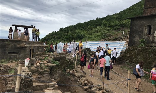 Trung tâm Bảo tồn di tích Cố đô Huế đã phối hợp với Bảo tàng Lịch sử quốc gia khai quật khảo cổ tại di tích Hải Vân Quan ở độ cao 500m trên diện tích 600 m2 . Ảnh: H.V.M