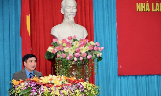 Chủ tịch Tổng LĐLĐVN Bùi Văn Cường trình bày tham luận tại hội thảo. (Ảnh: TR.N)