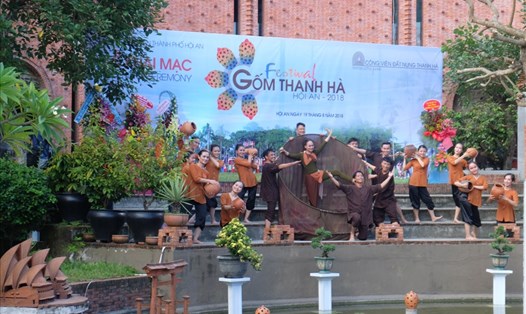 Trình diễn nghệ thuật chủ đề "Hoa của đất". (ảnh: Hoàng Vinh)