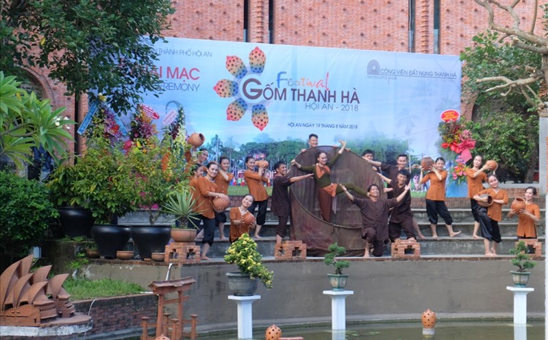 Trình diễn nghệ thuật chủ đề "Hoa của đất". (ảnh: Hoàng Vinh)