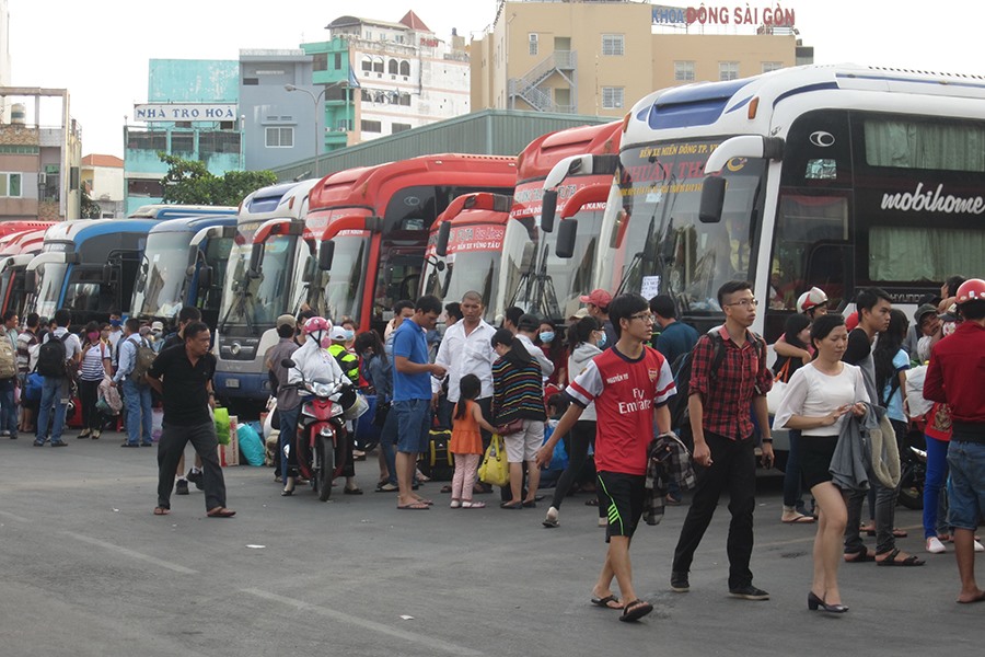 Hành khách chờ đợi tại Bến xe miền Đông để được về quê. Ảnh: MINH QUÂN