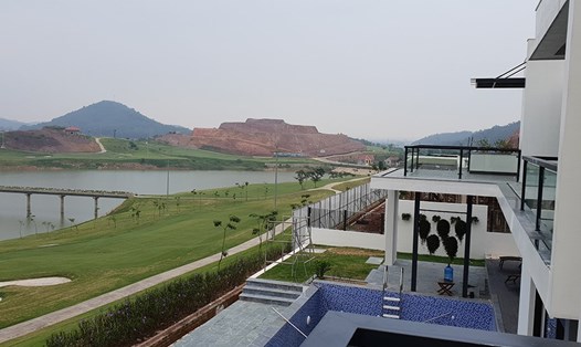 Một góc sân golf Yên Dũng nhìn từ một biệt thự mẫu đang được dự dịnh bán ra với giá 11 tỉ đồng. Ảnh: LN
