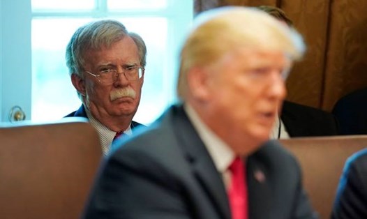 Cố vấn an ninh quốc gia John Bolton nghe Tổng thống Donald Trump phát biểu tại cuộc họp nội các ngày 16.8. Ảnh: Reuters