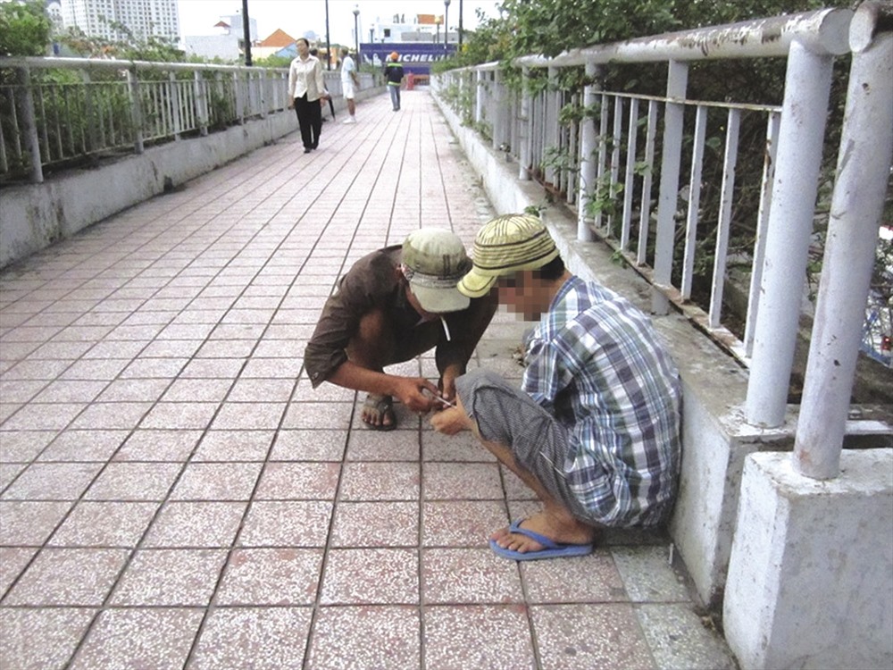 Một số đối tượng ngang nhiên sử dụng ma túy tại nơi công cộng ở TPHCM.