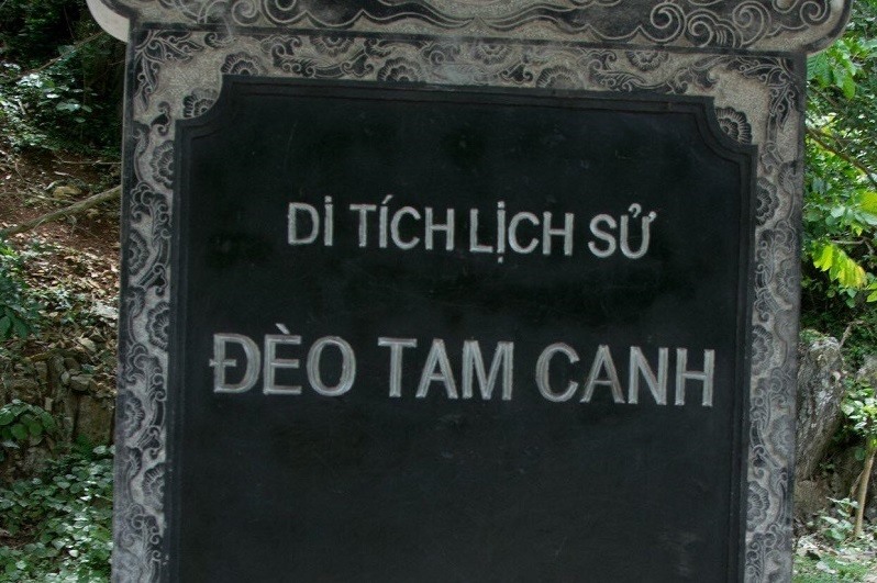 Văn bia di tích lịch sử đèo Tam Canh. Ảnh: T.A