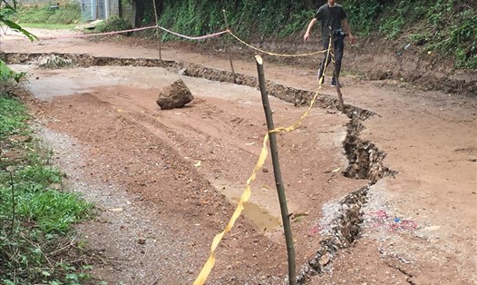 Vết nứt lớn tại xóm Máy Giấy, xã Dân Hạ, huyện Kỳ Sơn, tỉnh Hoà Bình Ảnh: PV