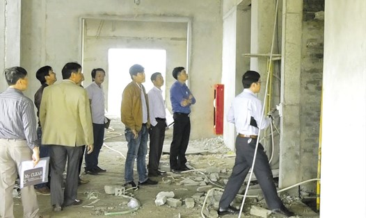 Đoàn kiểm tra của Sở Xây dựng tỉnh Quảng Trị kiểm tra công trình sử dụng gạch không nung và phát hiện có vết nứt. Ảnh: CT