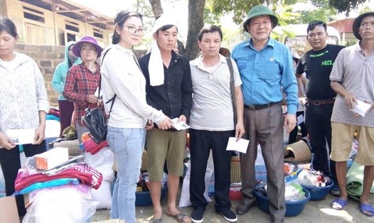 Chủ tịch LĐLĐ tỉnh Yên Bái Vương Văn Bằng (thứ ba từ phải sang) cùng các nhà hảo tâm ủng hộ đồng bào bị thiệt hại do mưa lũ. Ảnh: T.X