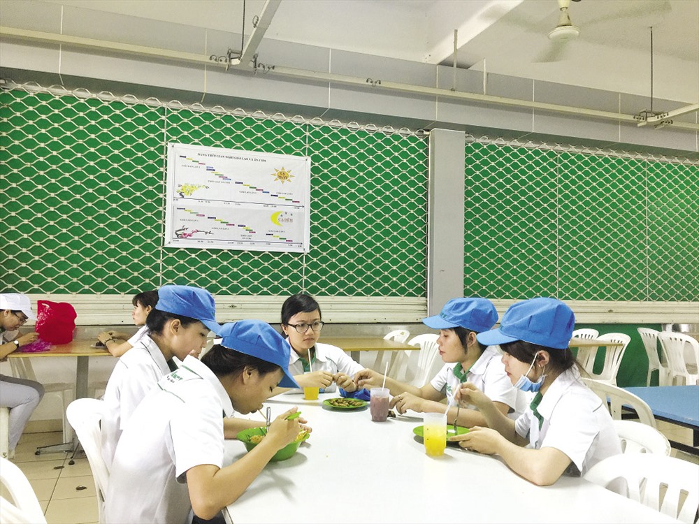 Bữa ăn sáng ở nhà ăn của Cty Nidec Việt Nam - Ảnh: L.T