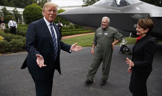 Tổng thống Donald Trump nói chuyện với bà Marillyn Hewson, CEO tập đoàn Lockheed Martin và phi công Alan Norman. Ảnh: Reuters