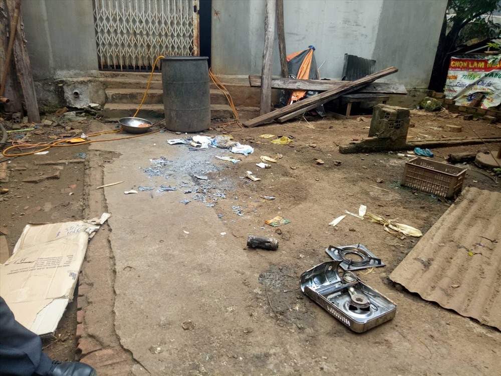 Gia đình nạn nhân cho biết vụ nổ do bình ga mini phát nổ nhưng công an phát hiệu nhiều thuốc pháo tại hiện trường.