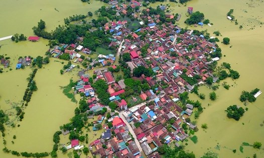 Người dân ở xã Nam Phương Tiến (Chương Mỹ) đang phải sống trong cảnh ngập lụt nhiều ngày qua. Ảnh Văn Thắng.