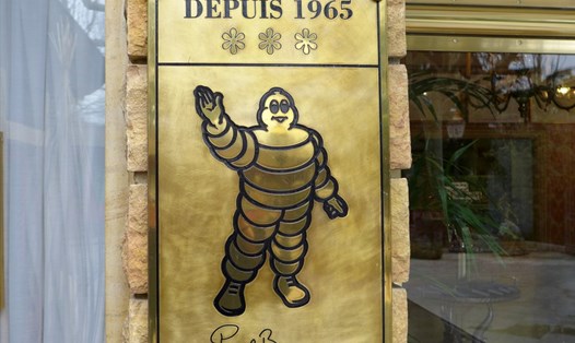 Biểu tượng 3 sao Michelin bên ngoài Paul Bocuse, nhà hàng của đầu bếp Paul Bocuse lừng danh Pháp. Nhà hàng được tặng 3 sao vào năm 2017.