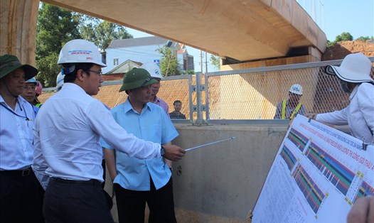 Bộ trưởng Nguyễn Văn Thể nghe báo cáo về dự án đường cao tốc Đà Nẵng - Quảng Ngãi. Ảnh: Đ.V