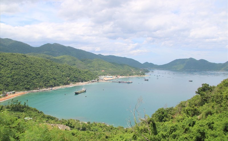 Vịnh Vũng Rô nhìn từ lưng chừng Đèo Cả. Ảnh: Đ.Phùng