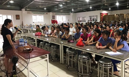 Buổi truyền thông tới nữ CNLĐ trong doanh nghiệp do LĐLĐ TP.Bắc Giang phối hợp tổ chức. Ảnh: PV