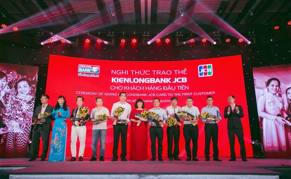 09 vị khách hàng đầu tiên sở hữu thẻ tín dụng quốc tế Kienlongbank JCB ngay tại buổi Lễ ra mắt. 09 vị khách hàng đầu tiên sở hữu thẻ tín dụng quốc tế Kienlongbank JCB ngay tại buổi Lễ ra mắt.