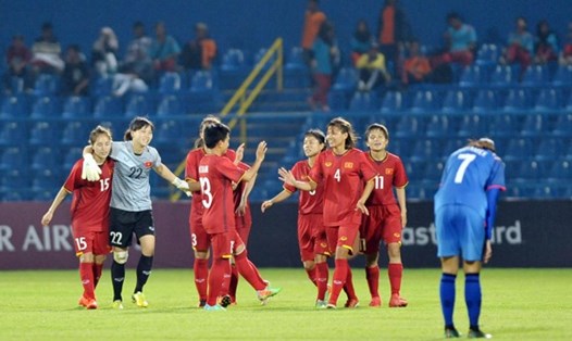 Tuyển nữ Việt Nam được VFF thưởng nóng 400 triệu đồng sau chiến thắng trước Thái Lan để giành vé vào tứ kết ASIAD 18. Ảnh: VFF