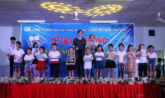 CĐ các KCN tỉnh Hòa Bình phối hợp CĐCS và lãnh đạo Cty TNHH Sản xuất hàng may mặc Esquel VN trao quà cho học sinh giỏi là con của CNVCLĐ Cty.