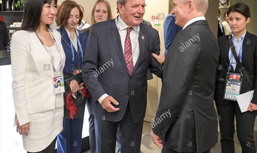 Tổng thống Putin gặp cựu Thủ tướng Gerhard Schroder và vị hôn thê Kim So-yeon (trái) tại lễ khai mạc World Cup 2018 ở sân vận động Luzhniki ngày 14.6.2018. Ảnh: TASS/Alamy