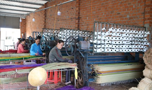 Làng nghề dệt chiếu cói Phú Tân đã tồn tại hàng trăm năm. Ảnh: P.Nhơn