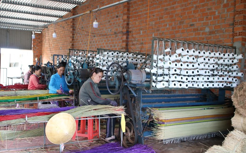 Làng nghề dệt chiếu cói Phú Tân đã tồn tại hàng trăm năm. Ảnh: P.Nhơn