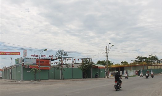 Khu đất do Trường Sỹ quan Không quân quản lý mọc lên nhiều hàng quán, kiot (tại khu vực tiếp giáp đường Hoàng Diệu và Trần Phú). Ảnh: PV