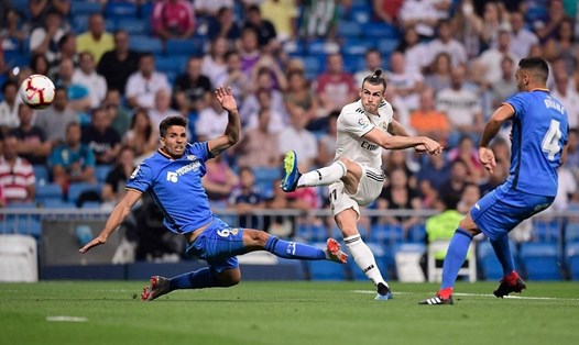 Những chiếc ghế trống lộ rõ phía sau lưng Gareth Bale (áo trắng). Ảnh: Getty Images.