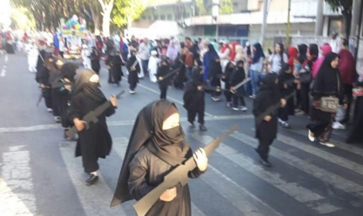 Hình ảnh học sinh mẫu giáo diễu hành gây phản ứng dữ dội ở Indonesia. Ảnh: ST. 