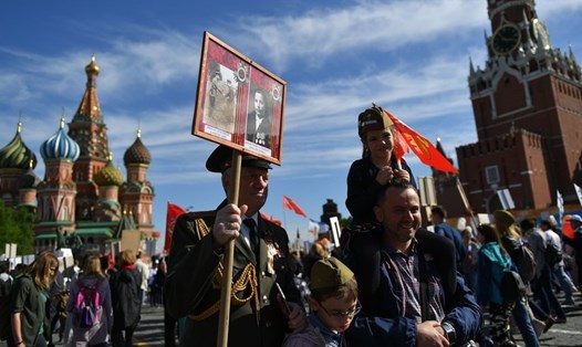 Người Nga tham gia sự kiện Trung đoàn Bất tử ở Mátxcơva. Ảnh: Sputnik