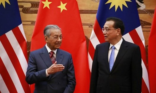 Thủ tướng Malaysia Mahathir Mohamad (trái) và Thủ tướng Trung Quốc Lý Khắc Cường nói chuyện tại Đại lễ đường Nhân dân ở Bắc Kinh hôm 20.8. Ảnh: AFP