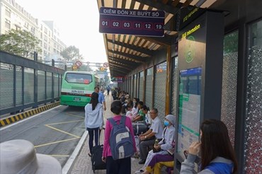 Xe buýt TPHCM tăng chuyến phục vụ người dân đi lại dịp lễ 2.9.  Ảnh: M.Q