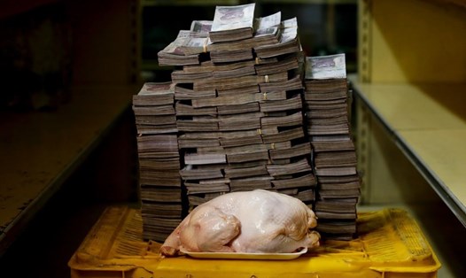 Một con gà 2,4 kg có giá 14,6 triệu bolivar. Ảnh: Reuters